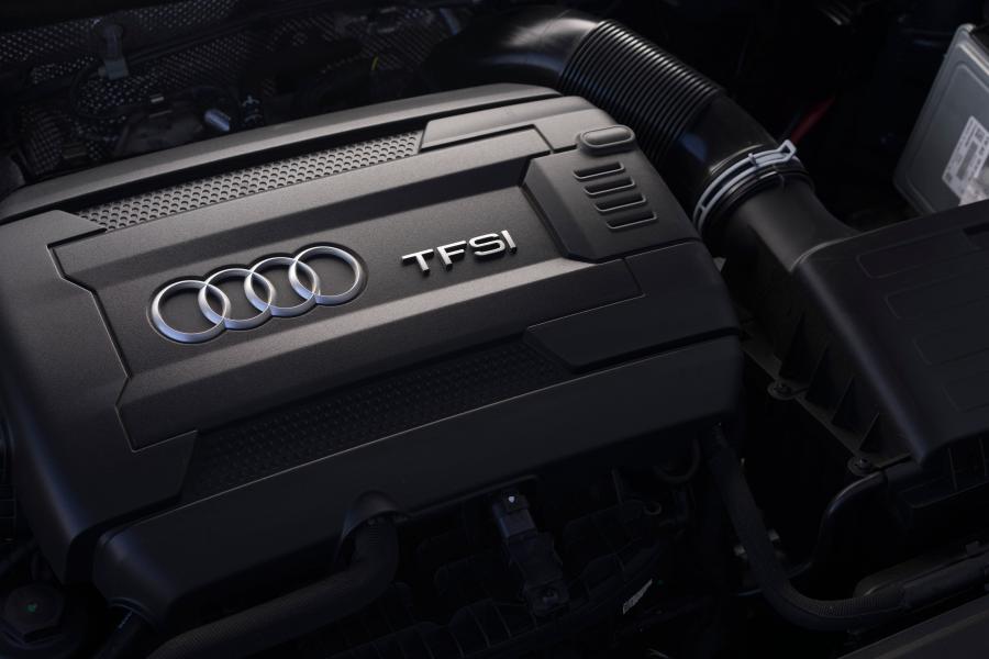 Моторный отсек Audi TT Coupe 2.0 TFSI Quattro (8S) 2015 года  (AU) (фото 11 из 20)